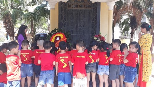 Buổi thăm viếng Đài tưởng niệm các anh hùng liệt sĩ và thăm nhà truyền thống xã Trung Mầu của các con học sinh lớp MGL trường mầm non Trung Mầu